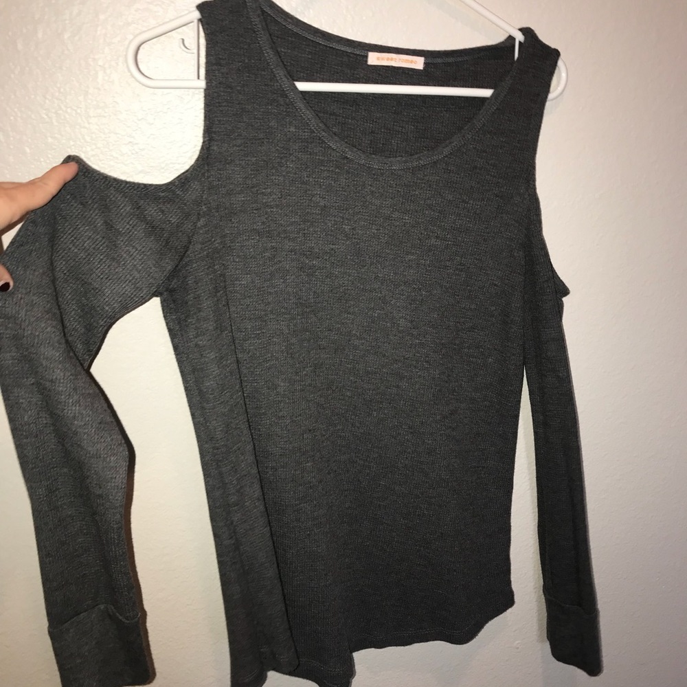 👽Grey Cold shoulder top 👽